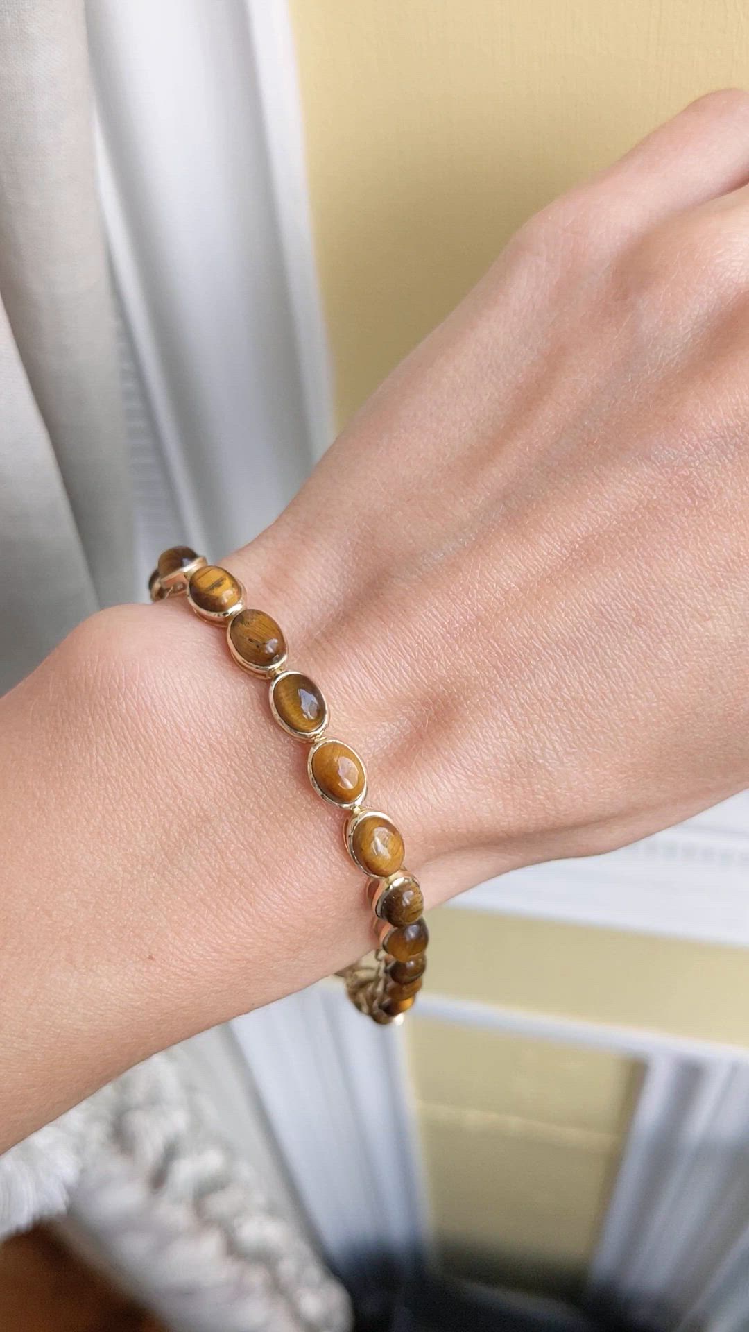 20.21&nbsp;Ct.Tw.Total Carat Weight Tiger's Eye Bezel Bracelet, 18K Yellow Gold Size Video