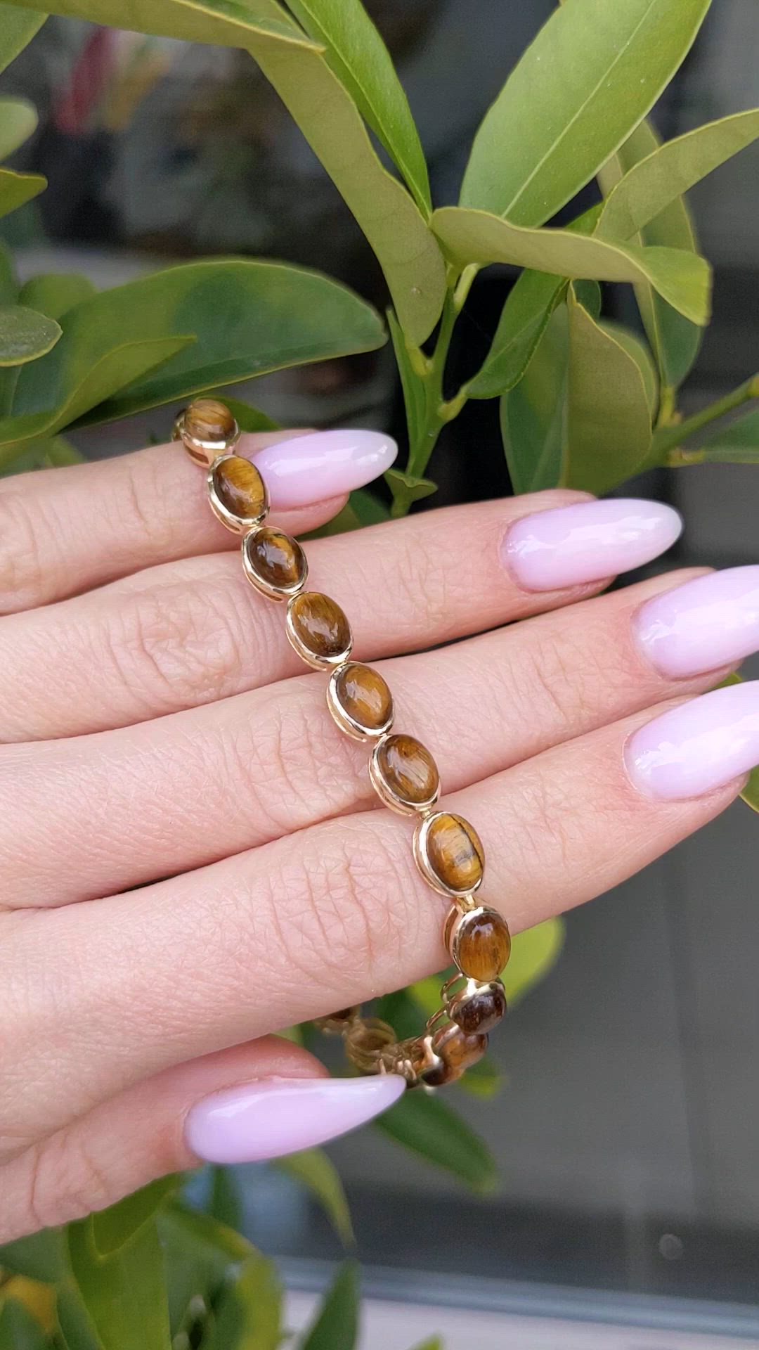 20.21&nbsp;Ct.Tw.Total Carat Weight Tiger's Eye Bezel Bracelet, 18K Yellow Gold Size Video
