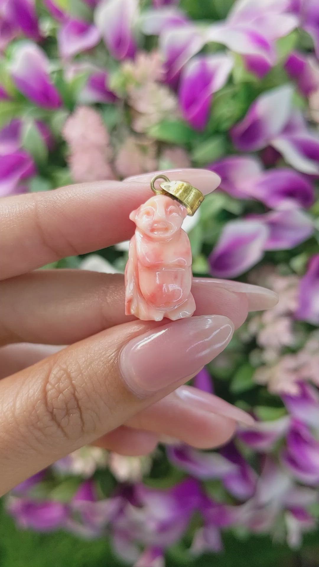 14.70 Ct. Salmon and White Coral Antique Style Pendant, 14K Yellow Gold Size Video