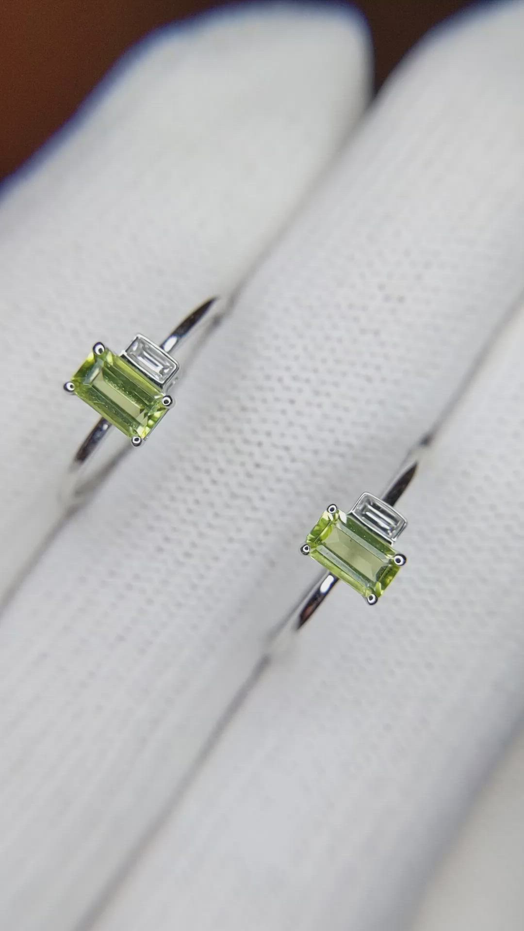 0.66&nbsp;Ct.Tw.Total Carat Weight Green (Lime Green) Peridot and Natural Diamond Hoops Earrings, 14K White Gold Size Video