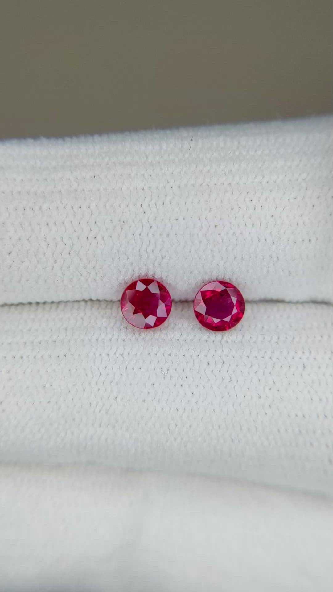 0.90 Ct.Tw.Total Carat Weight Ruby Pair from Thailand Size Video