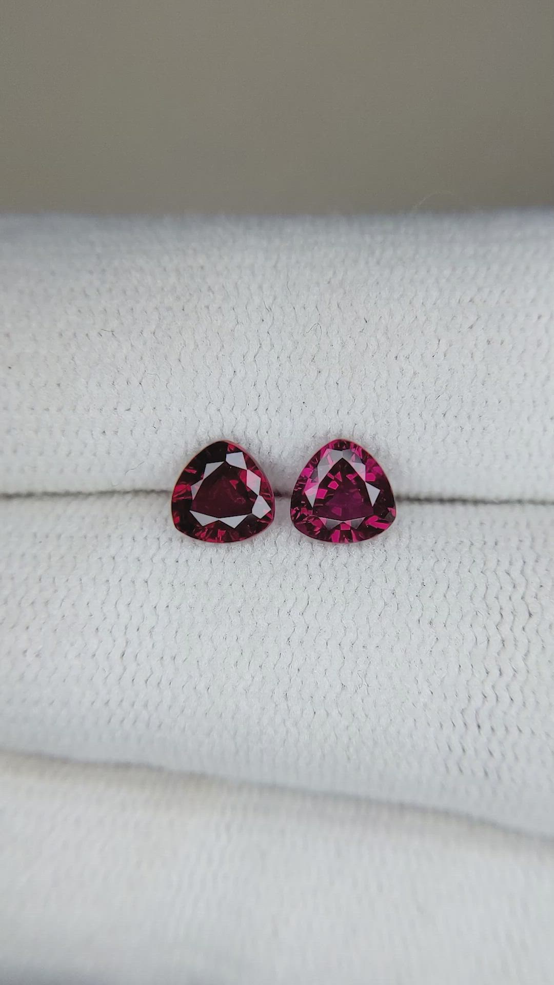1.26&nbsp;Ct.Tw.Total Carat Weight Pinkish Red Ruby Pair from Ceylon (Sri Lanka) Size Video